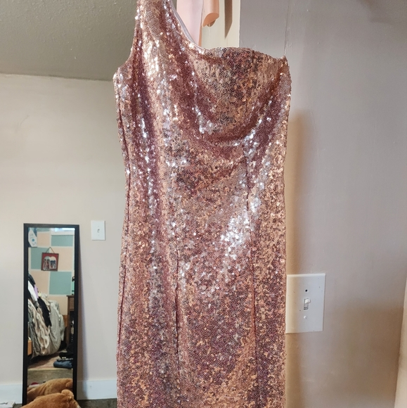 A pick dress - Picture 1 of 2